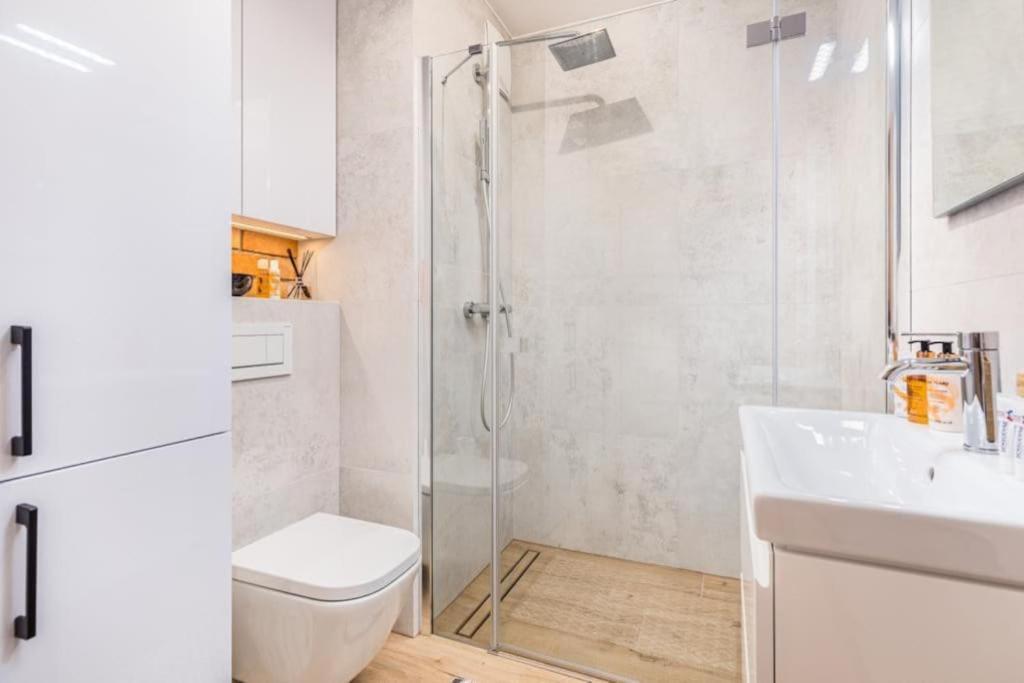 Modern Riverside Apartment With Free Parking Space 슈체친 외부 사진