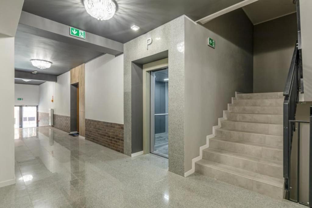 Modern Riverside Apartment With Free Parking Space 슈체친 외부 사진